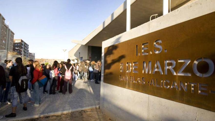 La asociación de estudiantes del Instituto 8 de Marzo ha decidido denunciar la falta de dinero.