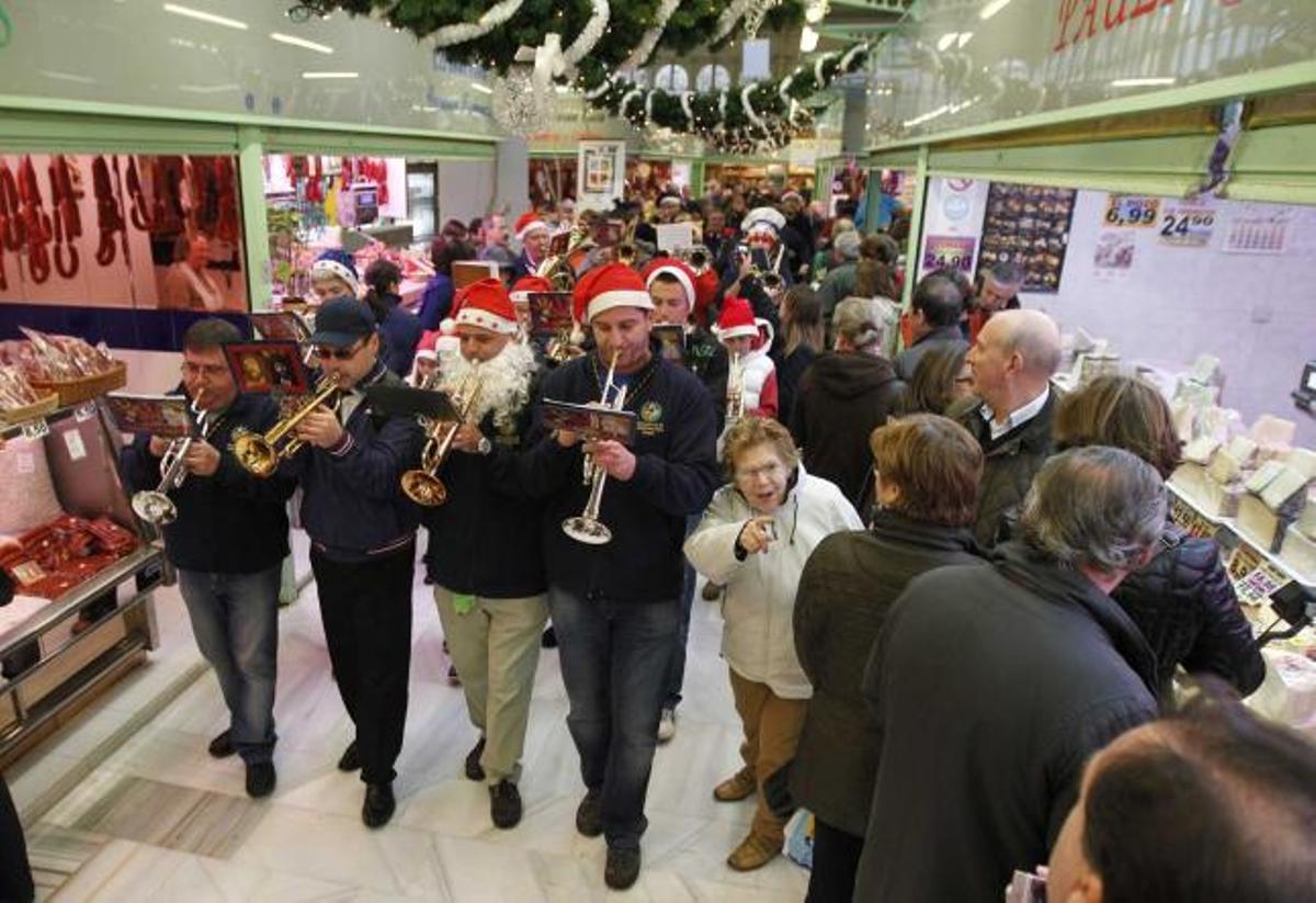 La Hermandad de los Estudiantes reparte calendarios en el Fontán