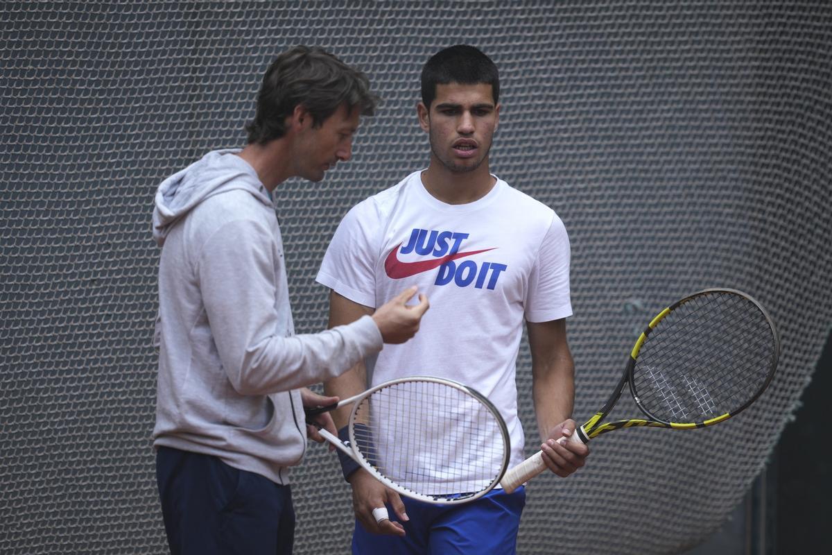 Carlos Alcaraz recibe instrucciones de Juan Carlos Ferrero cuando éste aún era su entrenador.