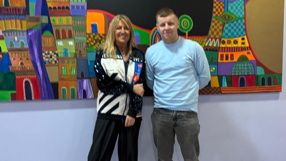 Beatriz Sestayo con Eloy Castro, que adquirió dos parcelas en Vimianzo.