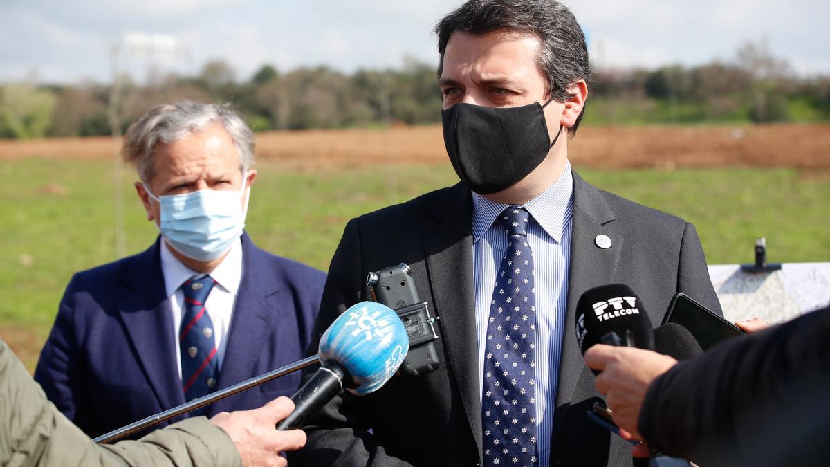 José María Bellido atendiendo a los medios de comunicación.