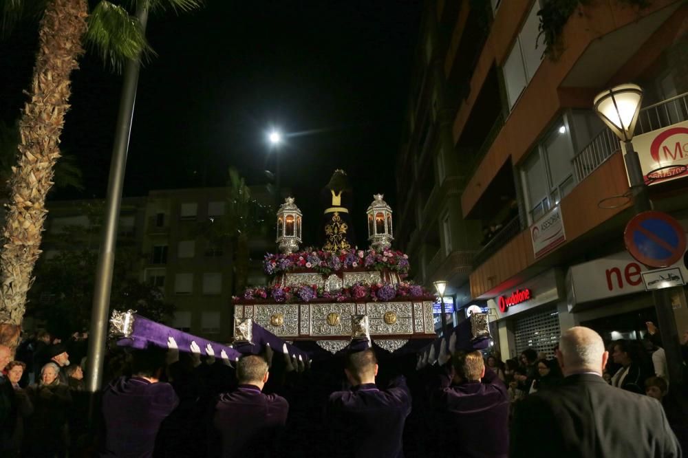 Miles de personas contemplaron el paso de las imágenes de las seis cofradías que participan en Lunes Santo