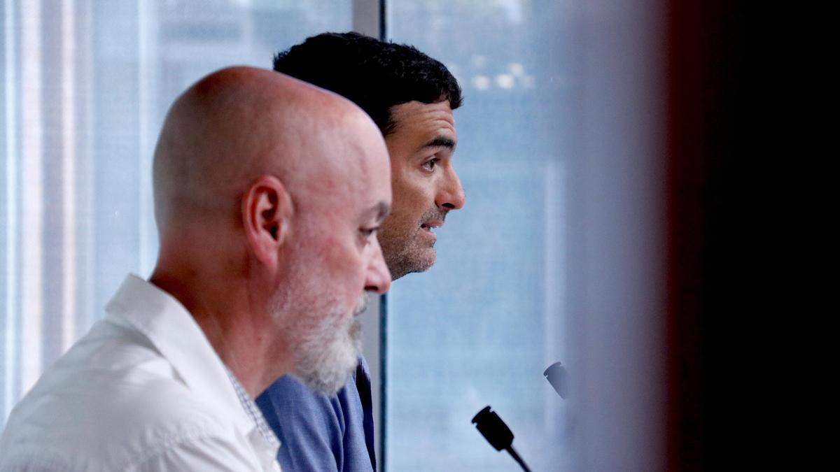 Miguel Hurtado y Enric Soler, víctimas de abusos por parte de l'Església, en una reuda de prensa en el Parlament