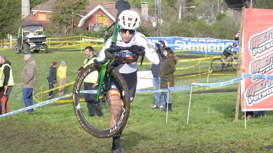 Lucía González y Mario Junquera triunfan en el Ciclocross de La Tenderina, el más antiguo de Asturias