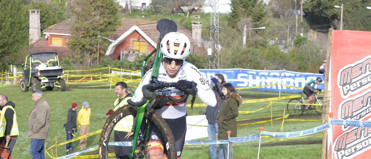 Lucía González durante el ciclocross de La Tenderina