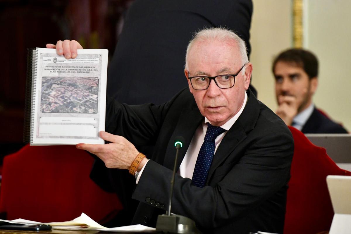 El edil de Urbanismo, Huerta y Medio Ambiente, Antonio Navarro, durante el Pleno ordinario de marzo.