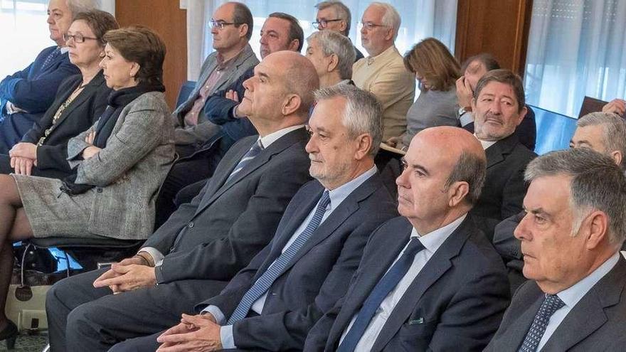 Los acusados en la apertura del juicio oral, con los expresidentes Manuel Chaves y José Antonio Griñán en el centro. // Efe