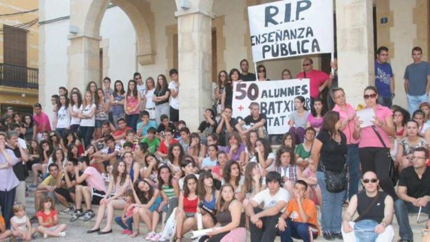 Una alumna leyó un manifiesto en el Ayuntamiento y luego hubo un minuto de silencio.