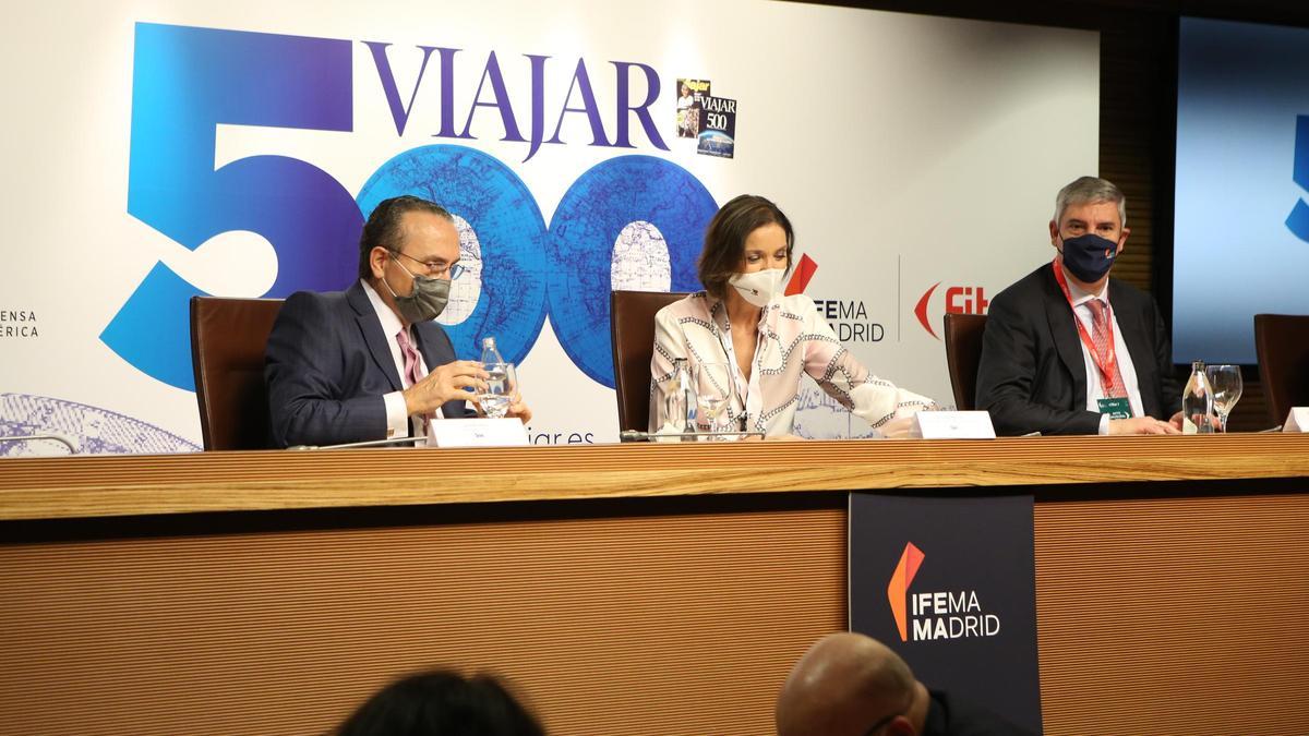 Javier Moll, presidente de Prensa Ibérica; Reyes Maroto, ministra de Industria, Comercio y Turismo, y José Vicente de los Mozos, presidente de Ifema.