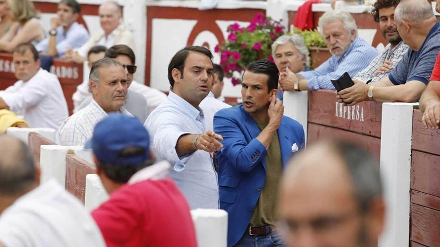 Carlos Zúñiga conversa con José María Manzanares, presente ayer en El Bibio.