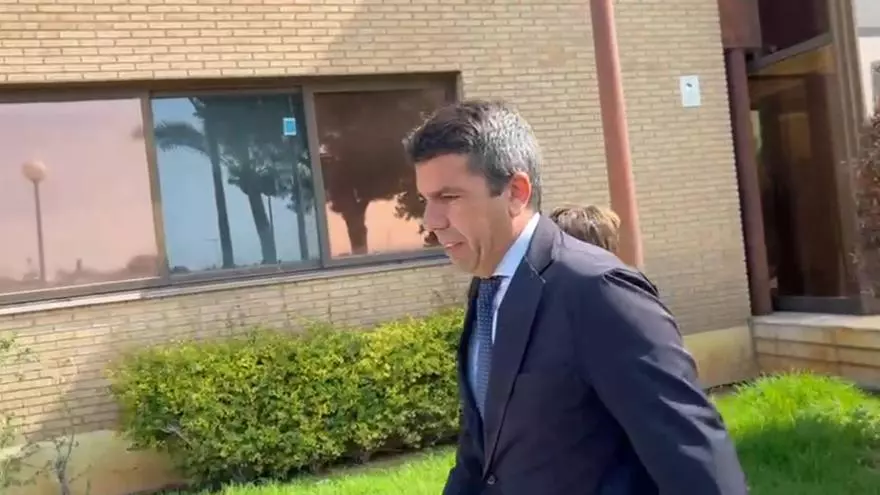 Mazón, a la salida de una empresa afectada por la dana