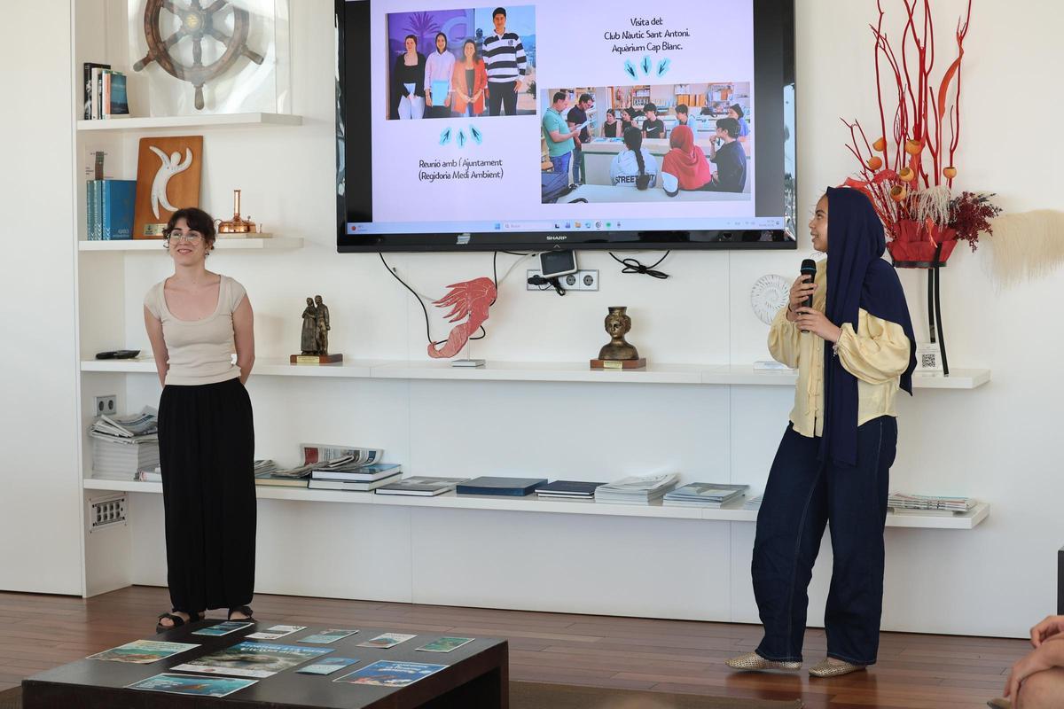 Galería: alumnos del Quartó de Portmany presentan su campaña sobre la bahía y las tortugas
