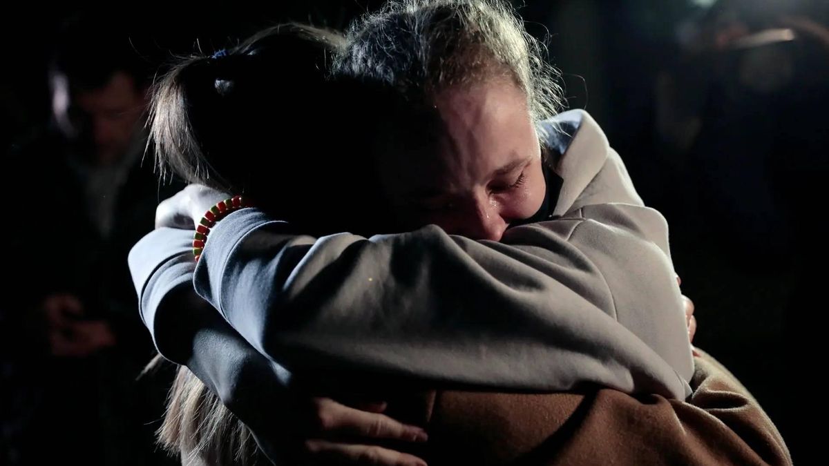 Reencuentro entre dos mujeres ucranianas.