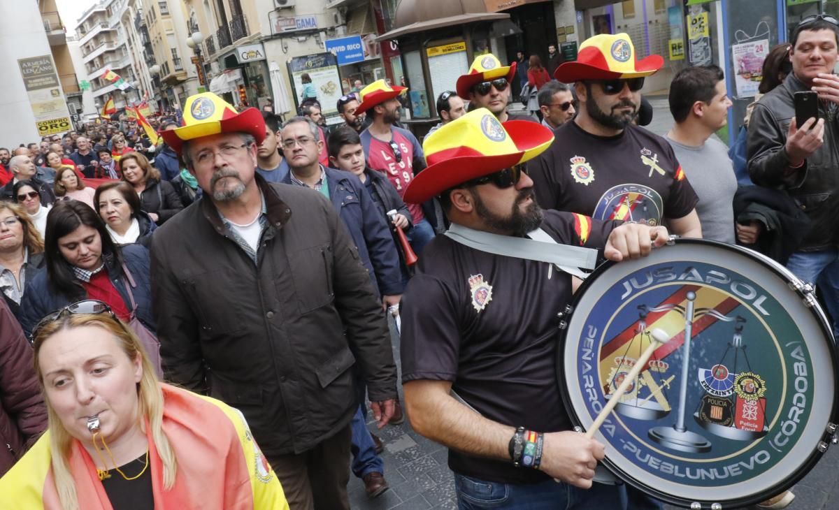 Miles de policías y guardias civiles se manifiestan por la equiparación salarial