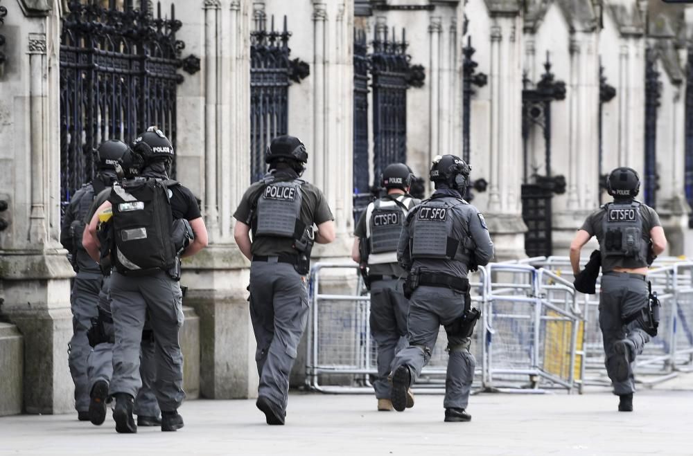 Tiroteig i apunyalament davant el Parlament britànic