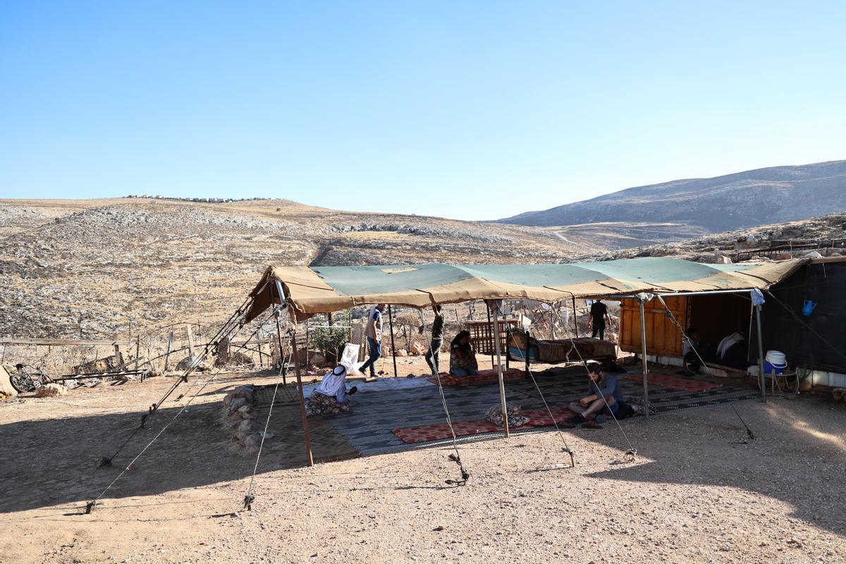 Eim Samiya (Cisjordania, Palestina), 21 de septiembre de 2022.- Poblado beduino en el Área C de Cisjordania, controlada por Israel. Al fondo se ve el asentamiento judío Kokhav HaShahar
