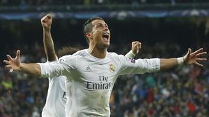 Cristiano Ronaldo celebra su tercer gol al Wolfsburgo en el Bernabéu.