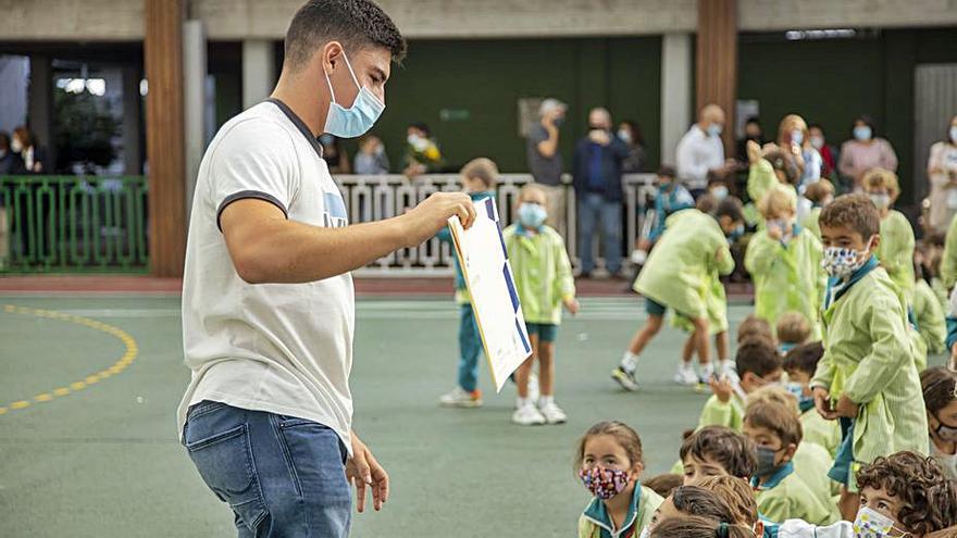 Jacobo Garrido, ayer, en el patio del colegio Liceo La Paz. |   // L. O.