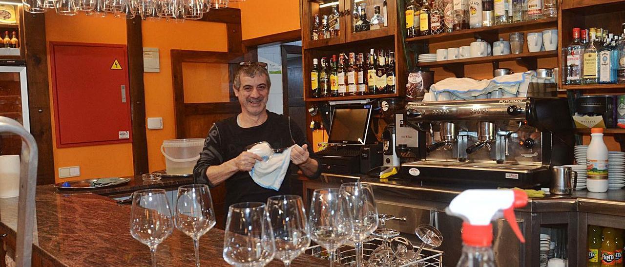 Un local hostelero de Vilagarcía, con los preparativos para la reapertura de mañana.  | // NOÉ PARGA