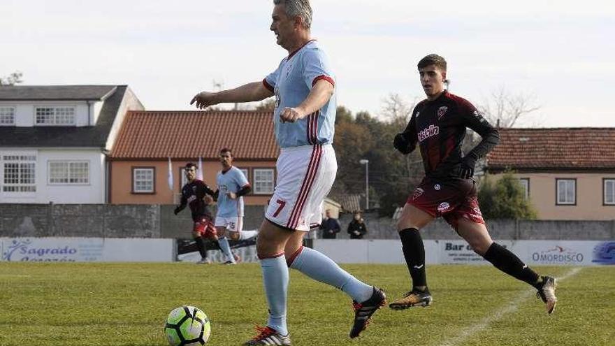 Ratkovic conduce el balón durante el amistoso