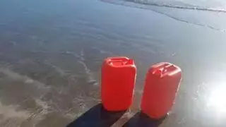 Alertan de la presencia de garrafas con olor a gasolina en Playa del Inglés, en el Sur de Gran Canaria