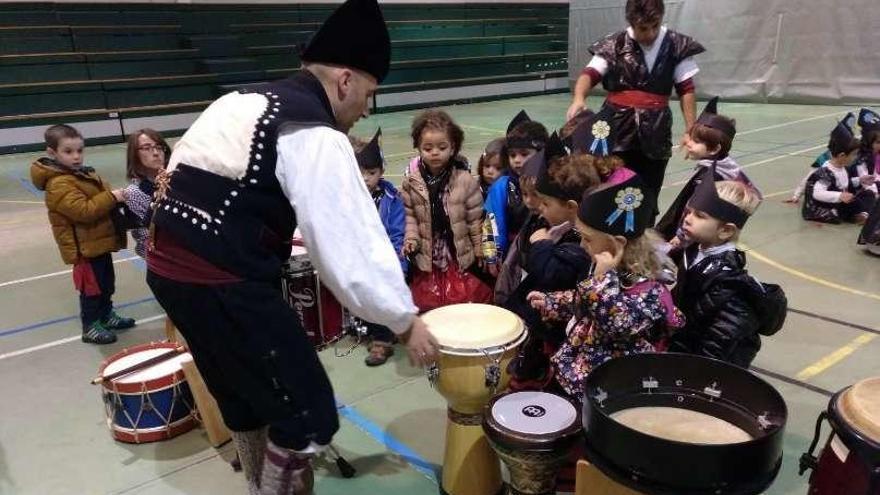 Música y castañas para celebrar el amagüestu en Infiesto y Cangas