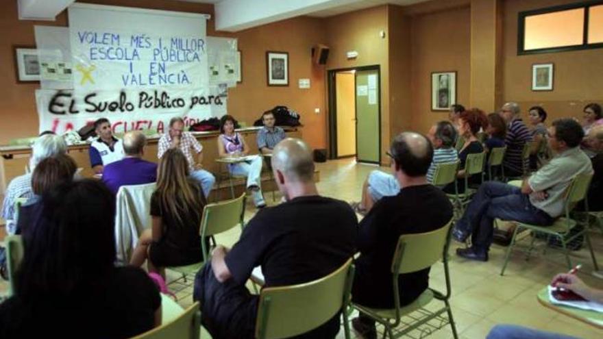 Un instante de la reunión, ayer en el IES La Asunción.