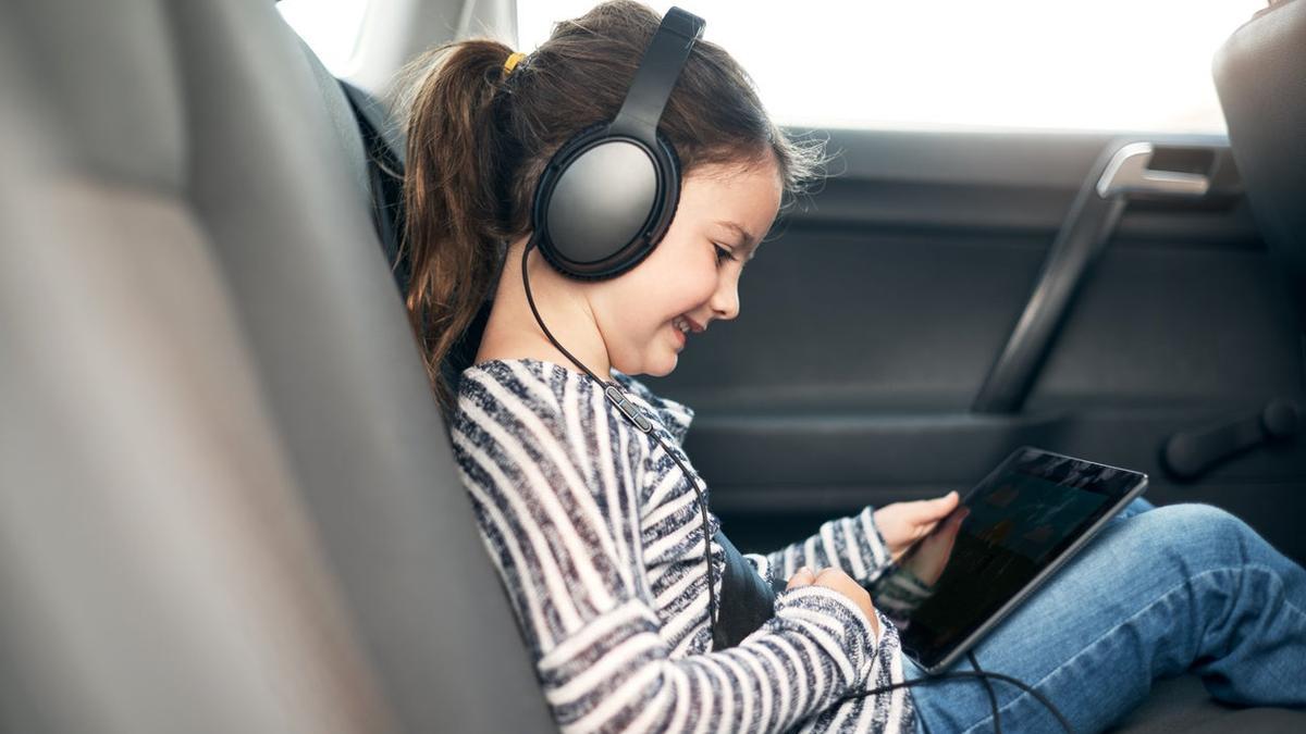 Coche, viaje, niña, tablet