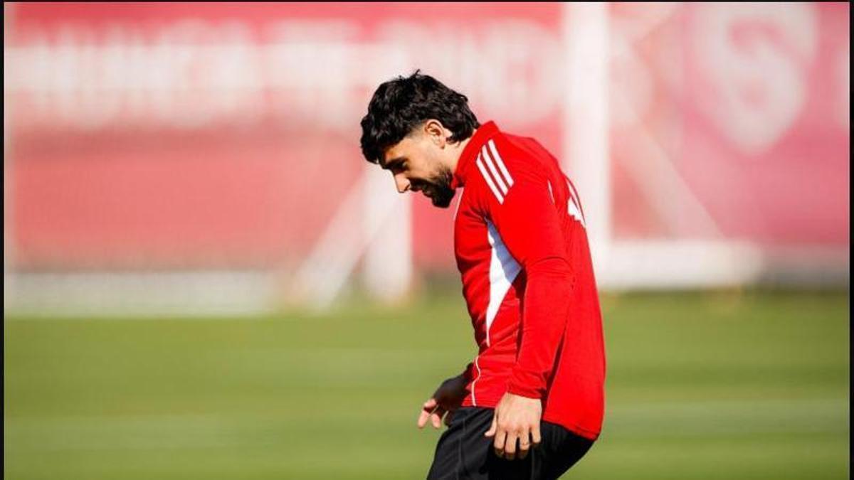 El Sevilla pierde a Kike Salas pero recupera a Maupay antes de la visita al Spotify Camp Nou