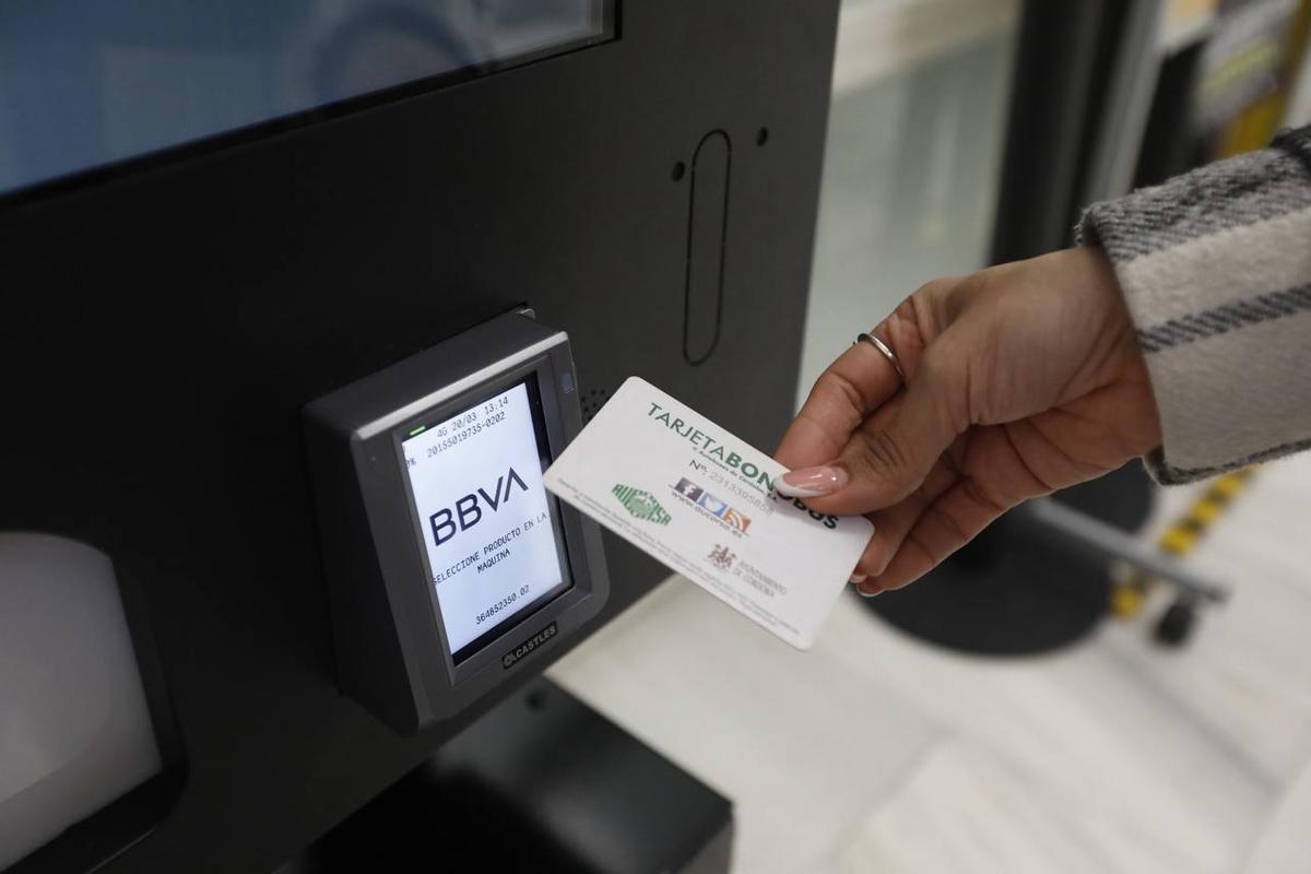 Aucorsa instala tres máquinas de autoventa de tarjetas bonobús precargadas con saldo de 5 y 10 euros 20 marzo 2025.