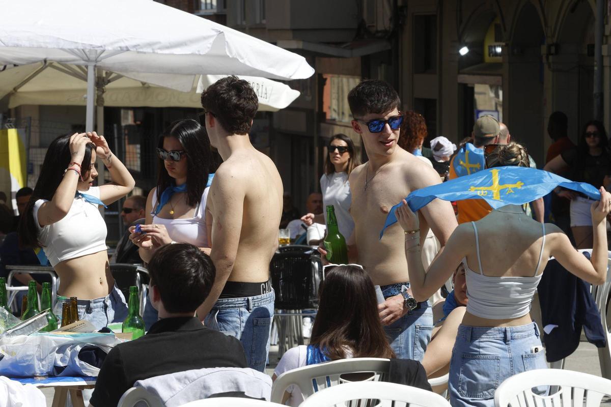 EN IMÁGENES: La multitudinaria Comida en la Calle en Avilés