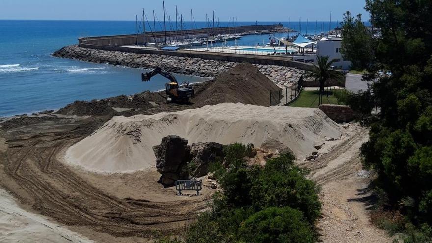 12.000 toneladas de arena para acicalar las playas de Orpesa