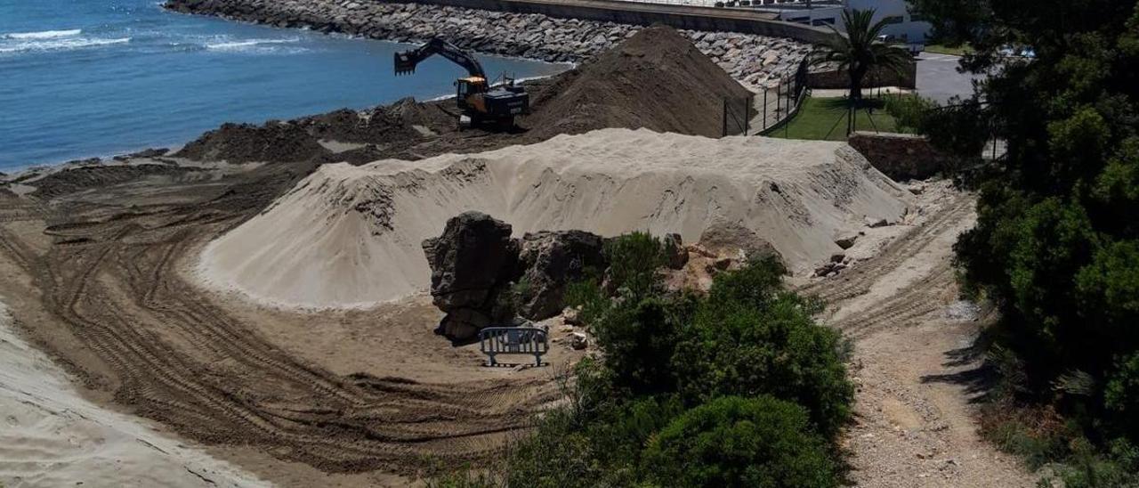 Espectacular imagen del acopio de arena junto al puerto deportivo de Orpesa, que después será trasladada a las playas que sufren mayor erosión.