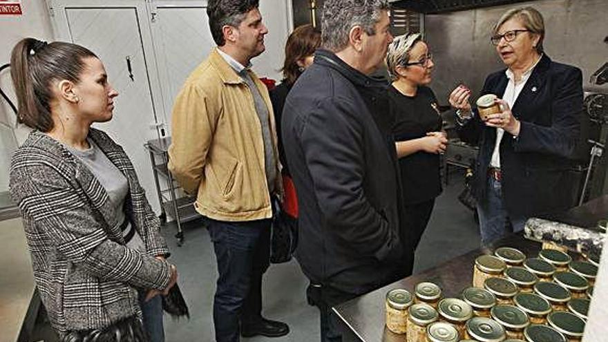 Quintana, a la derecha, en su visita a Conservas Faro de Burela.