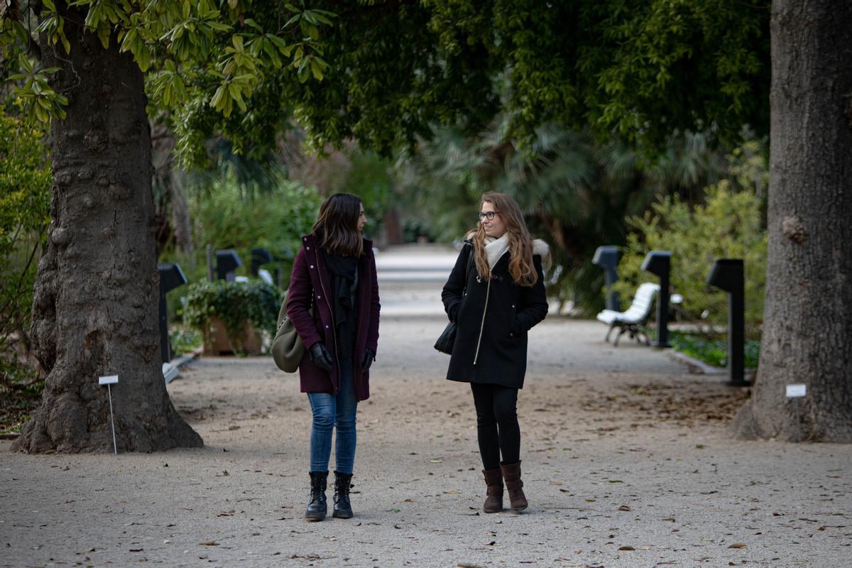 Loreto y María reflexionando sobre el papel de la mujer en la ciencia en el jardín botánico.