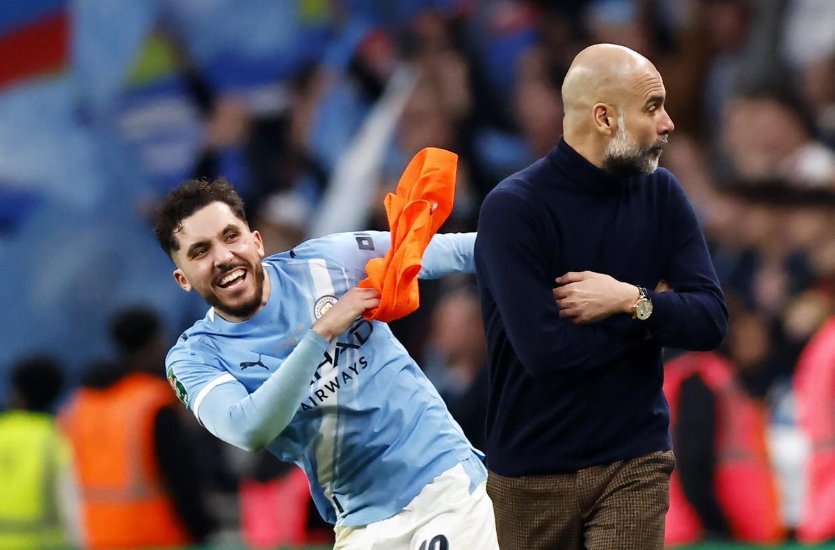 Rayan Cherki (izq.) durante la final de la FA Cup, que terminó en victoria sobre el Southampton