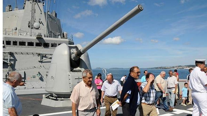 Decenas de vigueses y turistas visitaron ayer la fragata de la Armada Española.