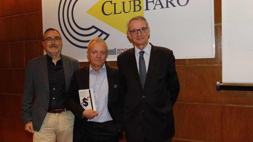 De izqda. a dcha., Xosé Carlos Arias, Arturo Leyte y Antón Costas, ayer en el Club FARO. // José Lores