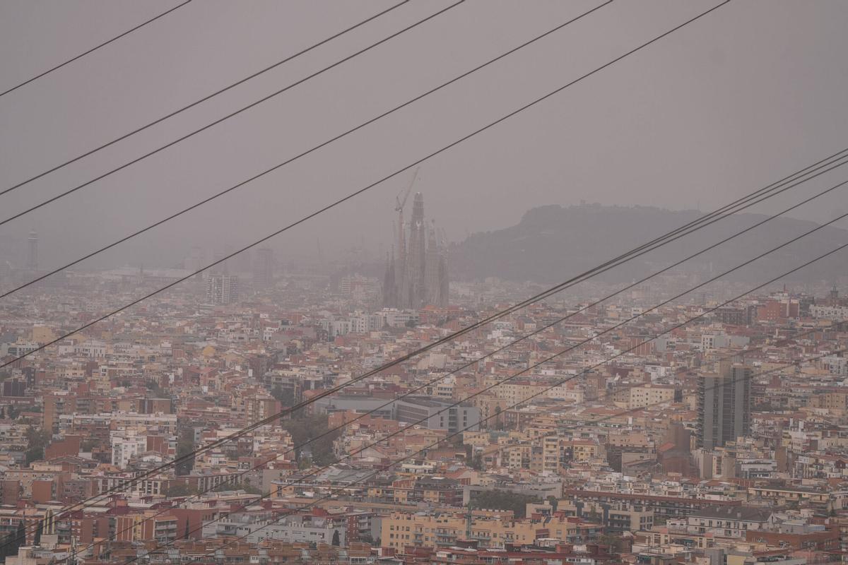 Vistas a la Sagrada Família entre el polvo en suspensión.