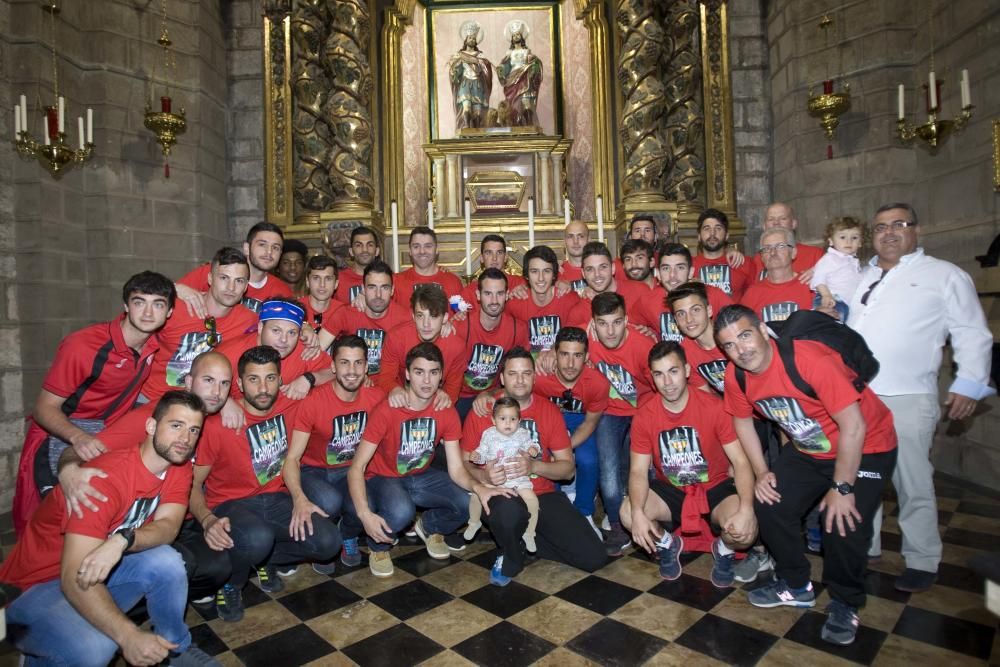 El Saguntino celebra el título de campeón