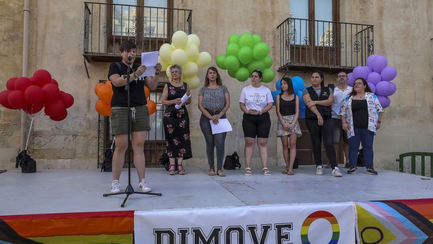 El acto de los colectivos por el Dia del Orgullo llena la Plaça de Baix