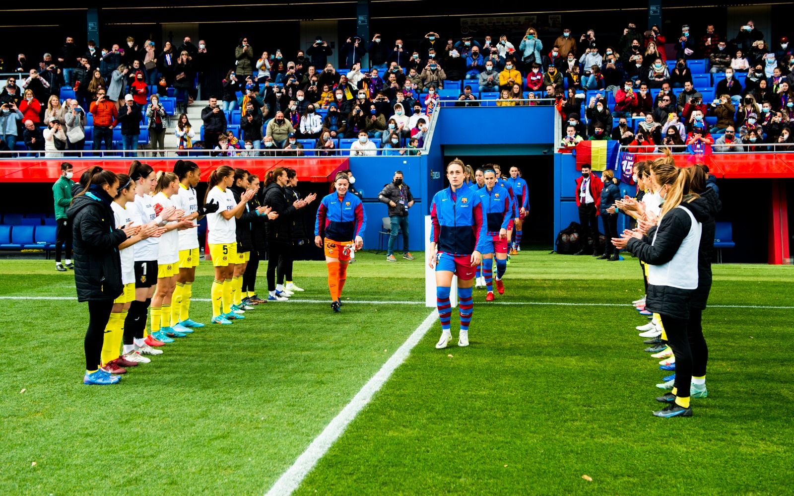 Las jugadoras del Villarreal hacen el pasillo de honor al Barça femenino, en el Estadi Johan Cruyff.