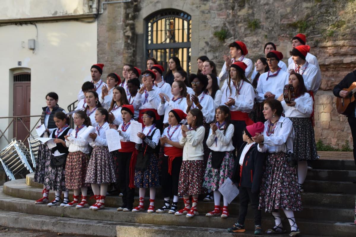 Els infants de l'Esplai Safa cantant a les escales de l'església del Carme per la banda de la plaça d'Europa