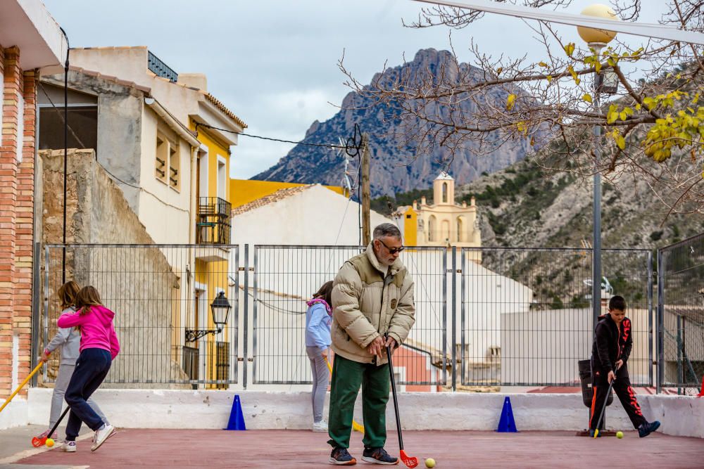 Niños en el patio de la escuela Orxeta, que forma parte de un centro rural agrupado con Sella y Relleu