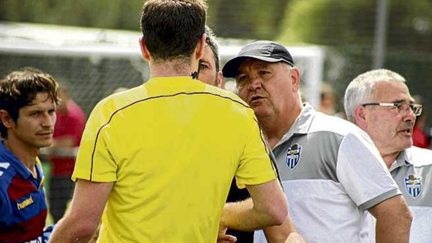 Manix Mandiola intenta pedir explicaciones al colegiado tras pitar penalti a Malik.