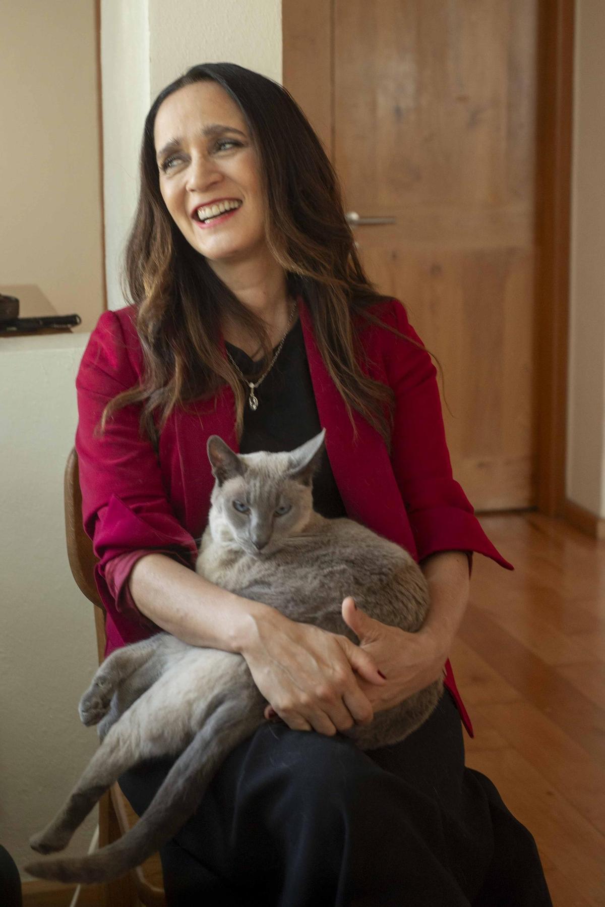 Julieta Venegas, con su gato.