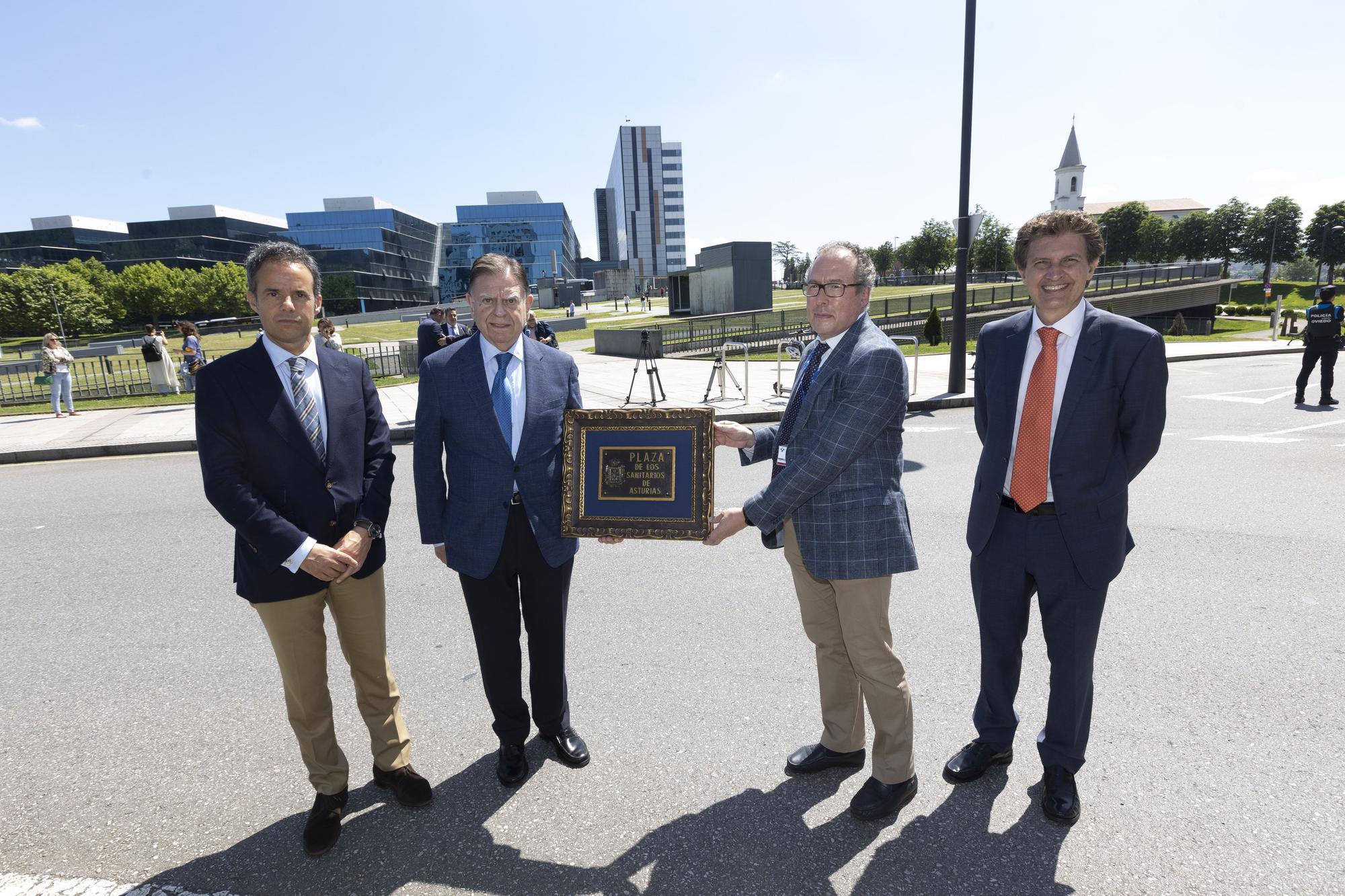 EN IMÁGENES: Jaime Baladrón, fundador y director del Curso MIR Asturias, estrena calle en Oviedo