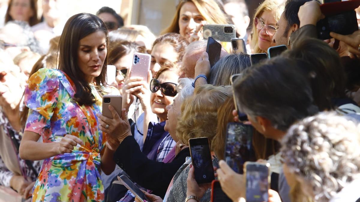 La reina Letizia ha sido recibida por numerosos cordobeses en el entorno del Gran Teatro y del Centro Cultural San Hipólito, en el Bulevar del Gran Capitán, lugares donde se celebran actividades del Tour Talento.