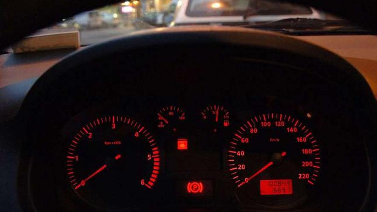 Panel de control de un vehículo.