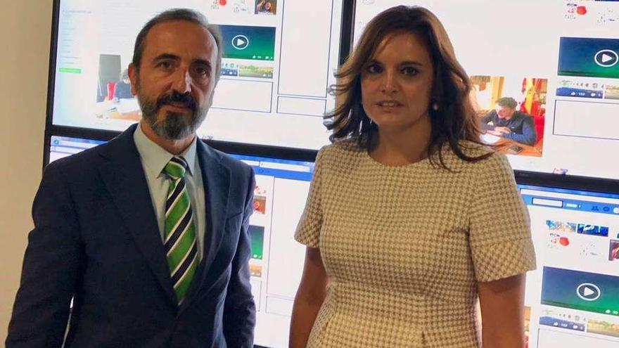 José Luis Prieto y Natalia Ucero posan tras dar a conocer la resolución del Procurador del Común.